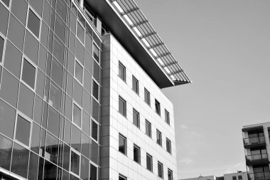 Yüksek kontrastlı siyah ve beyaz tonlu soyut modern mimari. Cam pencerede geometrinin mimarisi - monokrom.