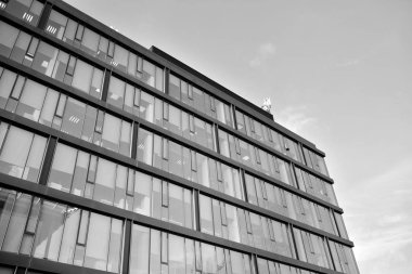 Yüksek kontrastlı siyah ve beyaz tonlu soyut modern mimari. Cam pencerede geometrinin mimarisi - monokrom.