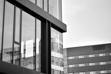 Yüksek kontrastlı siyah ve beyaz tonlu soyut modern mimari. Cam pencerede geometrinin mimarisi - monokrom.