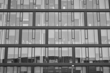 Yüksek kontrastlı siyah ve beyaz tonlu soyut modern mimari. Cam pencerede geometrinin mimarisi - monokrom.