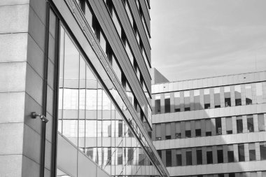 Yüksek kontrastlı siyah ve beyaz tonlu soyut modern mimari. Cam pencerede geometrinin mimarisi - monokrom.