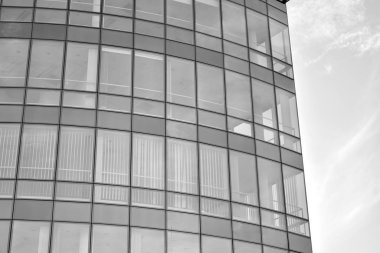 Yüksek kontrastlı siyah ve beyaz tonlu soyut modern mimari. Cam pencerede geometrinin mimarisi - monokrom.