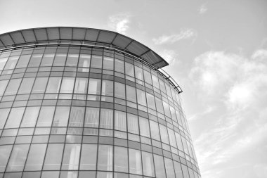 Yüksek kontrastlı siyah ve beyaz tonlu soyut modern mimari. Cam pencerede geometrinin mimarisi - monokrom.