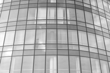 Yüksek kontrastlı siyah ve beyaz tonlu soyut modern mimari. Cam pencerede geometrinin mimarisi - monokrom.