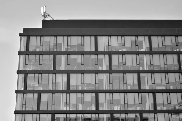 コントラストの高い黒と白のトーンと現代建築を抽象化します ガラス窓における幾何学の建築 モノクロ — ストック写真