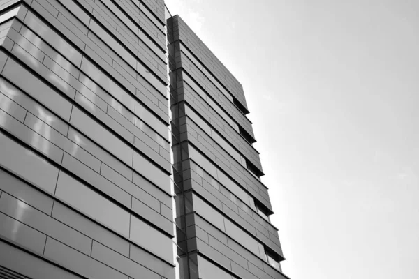 Blick Auf Die Gerade Fassade Eines Modernen Gebäudes Mit Dunkelgrauer — Stockfoto