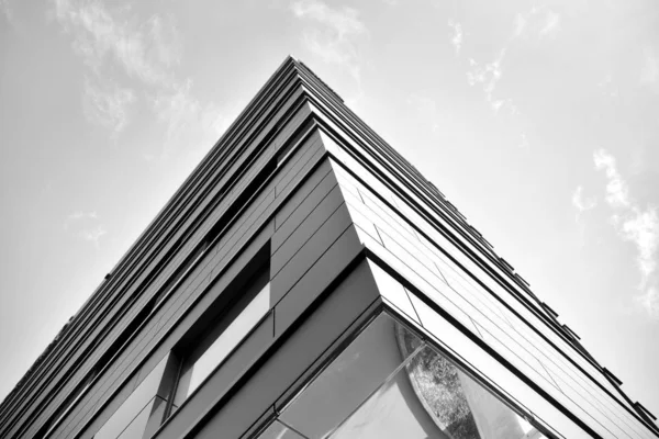 Widok Prostą Fasadę Nowoczesnego Budynku Ciemnoszarą Fasadą Ciemnoszary Metaliczny Panel — Zdjęcie stockowe
