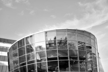 Yüksek kontrastlı siyah ve beyaz tonlu soyut modern mimari. Cam pencerede geometrinin mimarisi - monokrom.