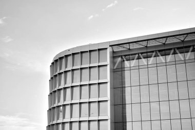 Yüksek kontrastlı siyah ve beyaz tonlu soyut modern mimari. Cam pencerede geometrinin mimarisi - monokrom.