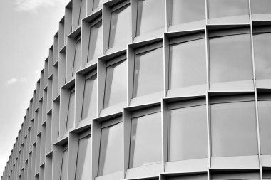 Yüksek kontrastlı siyah ve beyaz tonlu soyut modern mimari. Cam pencerede geometrinin mimarisi - monokrom.