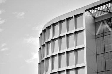 Yüksek kontrastlı siyah ve beyaz tonlu soyut modern mimari. Cam pencerede geometrinin mimarisi - monokrom.