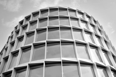Yüksek kontrastlı siyah ve beyaz tonlu soyut modern mimari. Cam pencerede geometrinin mimarisi - monokrom.