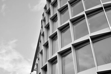 Yüksek kontrastlı siyah ve beyaz tonlu soyut modern mimari. Cam pencerede geometrinin mimarisi - monokrom.