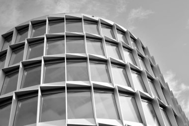 Yüksek kontrastlı siyah ve beyaz tonlu soyut modern mimari. Cam pencerede geometrinin mimarisi - monokrom.