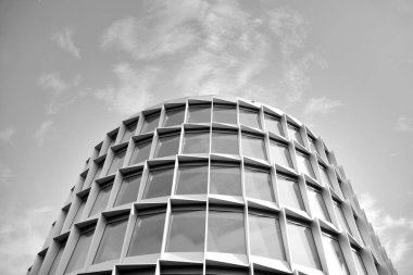 Yüksek kontrastlı siyah ve beyaz tonlu soyut modern mimari. Cam pencerede geometrinin mimarisi - monokrom.
