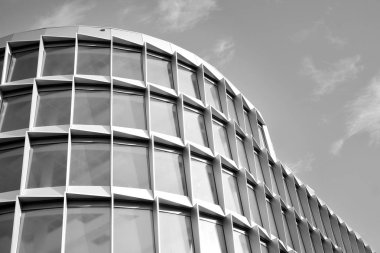 Yüksek kontrastlı siyah ve beyaz tonlu soyut modern mimari. Cam pencerede geometrinin mimarisi - monokrom.