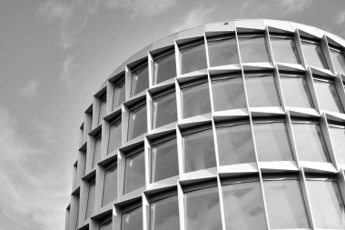 Yüksek kontrastlı siyah ve beyaz tonlu soyut modern mimari. Cam pencerede geometrinin mimarisi - monokrom.