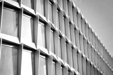 Yüksek kontrastlı siyah ve beyaz tonlu soyut modern mimari. Cam pencerede geometrinin mimarisi - monokrom.