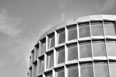 Yüksek kontrastlı siyah ve beyaz tonlu soyut modern mimari. Cam pencerede geometrinin mimarisi - monokrom.