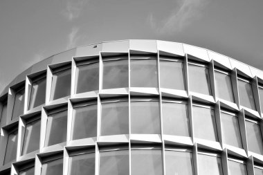 Yüksek kontrastlı siyah ve beyaz tonlu soyut modern mimari. Cam pencerede geometrinin mimarisi - monokrom.