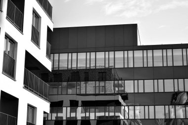 Yüksek kontrastlı siyah ve beyaz tonlu soyut modern mimari. Cam pencerede geometrinin mimarisi - monokrom.