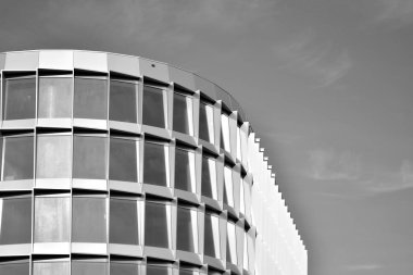 Yüksek kontrastlı siyah ve beyaz tonlu soyut modern mimari. Cam pencerede geometrinin mimarisi - monokrom.