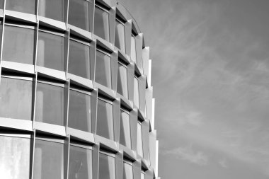 Yüksek kontrastlı siyah ve beyaz tonlu soyut modern mimari. Cam pencerede geometrinin mimarisi - monokrom.