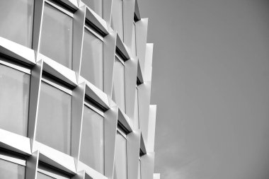 Yüksek kontrastlı siyah ve beyaz tonlu soyut modern mimari. Cam pencerede geometrinin mimarisi - monokrom.