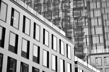 Yüksek kontrastlı siyah ve beyaz tonlu soyut modern mimari. Cam pencerede geometrinin mimarisi - monokrom.