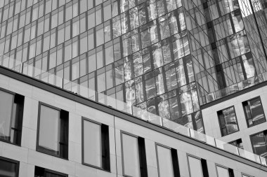 Yüksek kontrastlı siyah ve beyaz tonlu soyut modern mimari. Cam pencerede geometrinin mimarisi - monokrom.