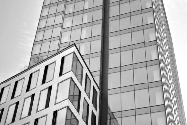 Yüksek kontrastlı siyah ve beyaz tonlu soyut modern mimari. Cam pencerede geometrinin mimarisi - monokrom.