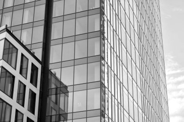 Yüksek kontrastlı siyah ve beyaz tonlu soyut modern mimari. Cam pencerede geometrinin mimarisi - monokrom.