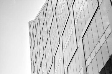 Yüksek kontrastlı siyah ve beyaz tonlu soyut modern mimari. Cam pencerede geometrinin mimarisi - monokrom.