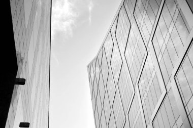 Yüksek kontrastlı siyah ve beyaz tonlu soyut modern mimari. Cam pencerede geometrinin mimarisi - monokrom.