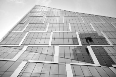 Yüksek kontrastlı siyah ve beyaz tonlu soyut modern mimari. Cam pencerede geometrinin mimarisi - monokrom.