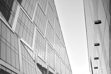 Yüksek kontrastlı siyah ve beyaz tonlu soyut modern mimari. Cam pencerede geometrinin mimarisi - monokrom.