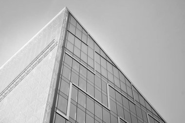 Yüksek kontrastlı siyah ve beyaz tonlu soyut modern mimari. Cam pencerede geometrinin mimarisi - monokrom.