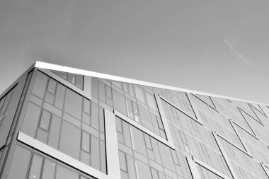 Yüksek kontrastlı siyah ve beyaz tonlu soyut modern mimari. Cam pencerede geometrinin mimarisi - monokrom.
