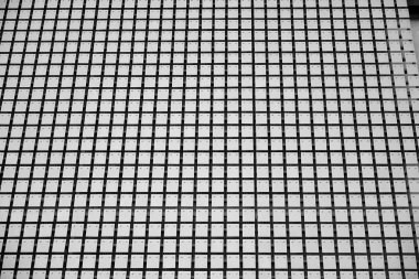 Yüksek kontrastlı siyah ve beyaz tonlu soyut modern mimari. Cam pencerede geometrinin mimarisi - monokrom.