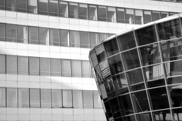 Yüksek kontrastlı siyah ve beyaz tonlu soyut modern mimari. Cam pencerede geometrinin mimarisi - monokrom.
