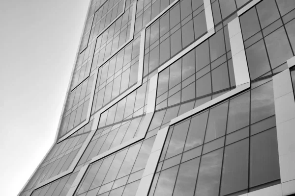 대조적 검은색과 흰색의 음색을 건축을 추상화하라 유리창에 나타나 기하학적 — 스톡 사진