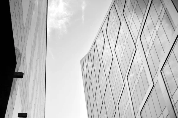 Yüksek kontrastlı siyah ve beyaz tonlu soyut modern mimari. Cam pencerede geometrinin mimarisi - monokrom.