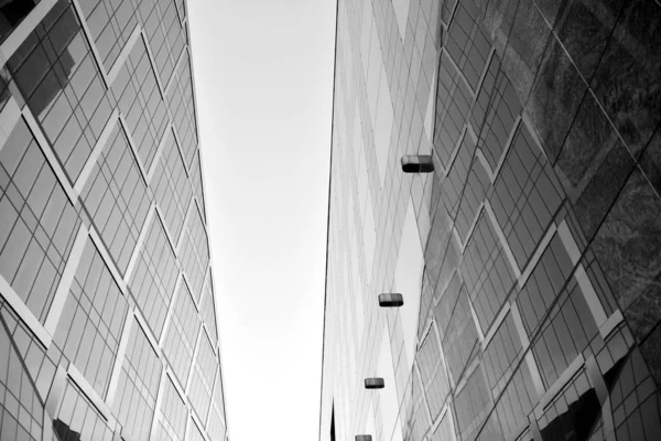 高对比度黑白色调的现代建筑 玻璃窗几何结构 — 图库照片