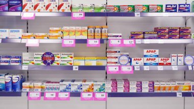 Varşova, Polonya. 31 Ocak 2020. Eczanenin içi ilaçlarla ve hazırlıklarla dolu raflarda..