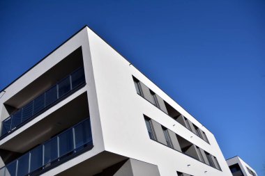 Gündüz gözüyle modern yerleşim yerinin dış tarafında. Modern ve yeni apartman. 