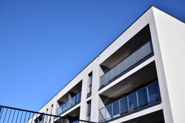 Gündüz gözüyle modern yerleşim yerinin dış tarafında. Modern ve yeni apartman. 