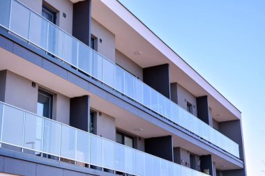 Gündüz gözüyle modern yerleşim yerinin dış tarafında. Modern ve yeni apartman. 