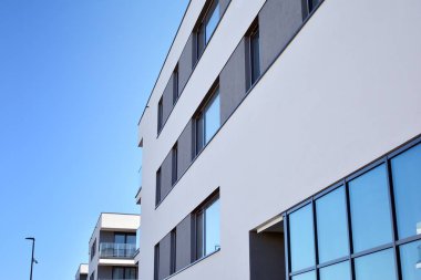 Gündüz gözüyle modern yerleşim yerinin dış tarafında. Modern ve yeni apartman. 