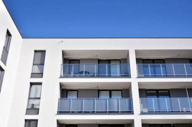 Gündüz gözüyle modern yerleşim yerinin dış tarafında. Modern ve yeni apartman. 