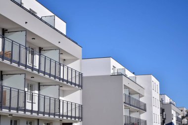 Gündüz gözüyle modern yerleşim yerinin dış tarafında. Modern ve yeni apartman. 